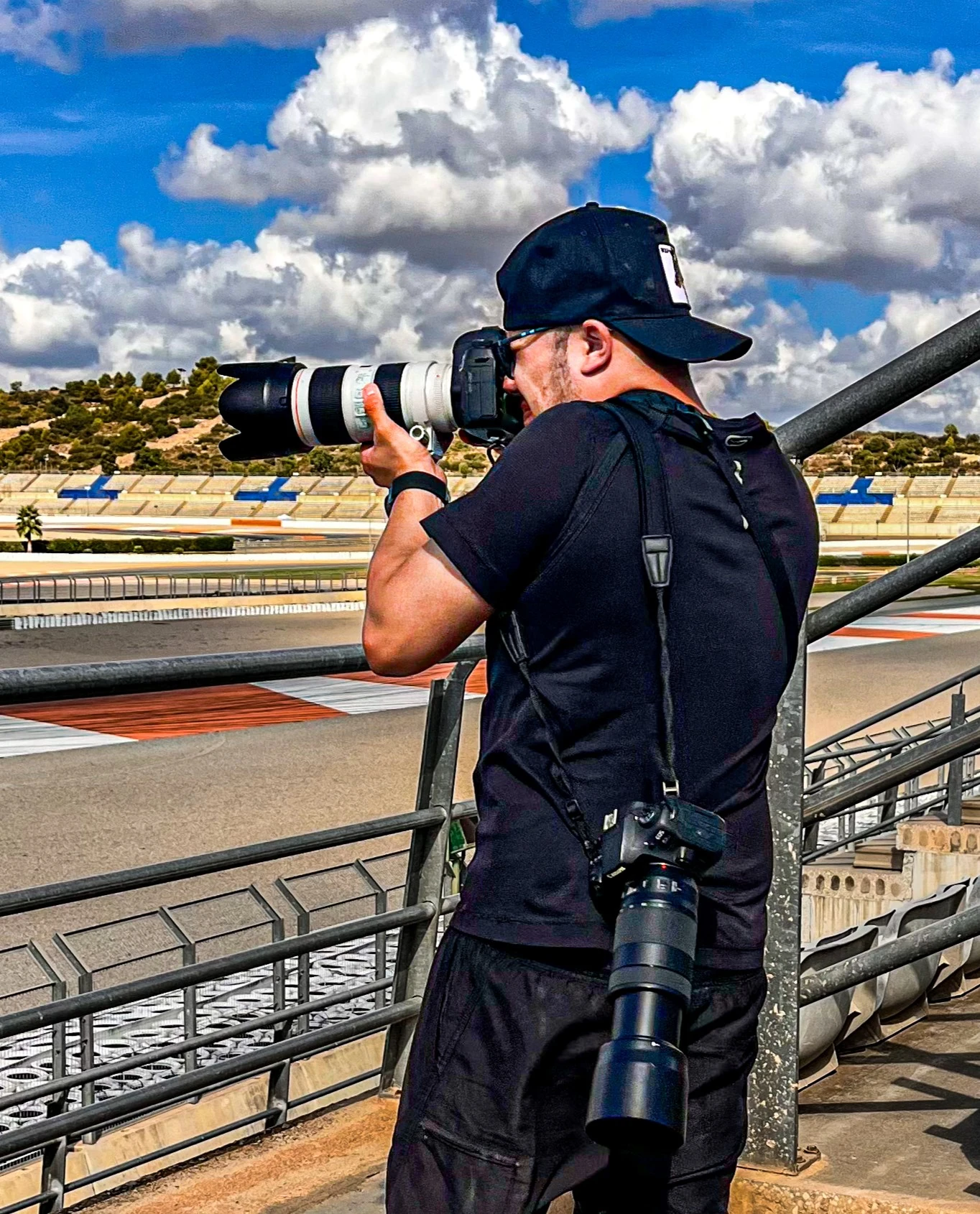 Alex Barros fotografando em um autódromo